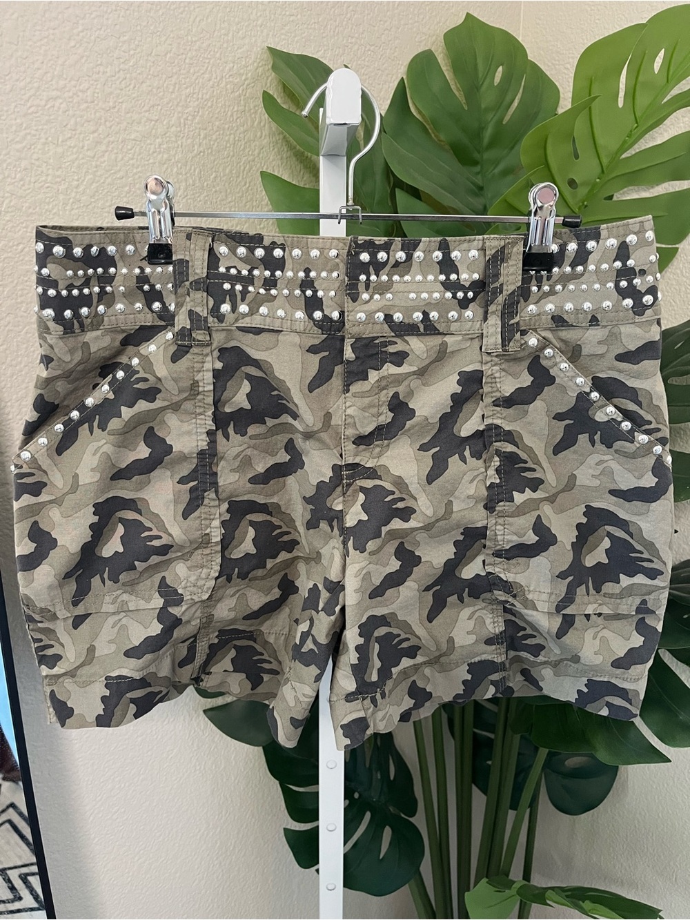 💚🖤 INC International Concepts Studded Camo Cargo Shorts Size 6